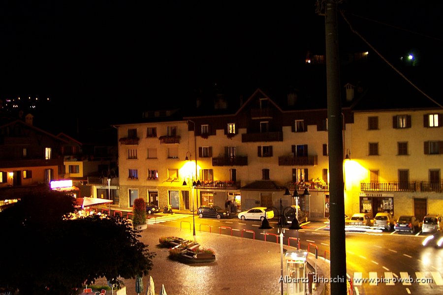 oic notturno piazza.JPG - Oltre il Colle by night in piazza